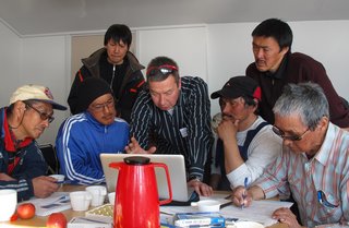 Rådgivningen til de grønlandske myndigheder omfatter også deltagelse i informationsrejser til byer og bygder. Her i Kullorsuaq den 21. april 2012, hvor Hans Kristian Olsen fra Nuna Oil fortæller om de seismiske undersøgelser, der skulle udføres i Baffin B